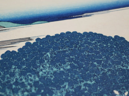 Détail du feuillage du grand pin Enza à Aoyama dans le mokuhanga de Hokusai, réédition japonaise Yūyūdō de l’époque Shōwa