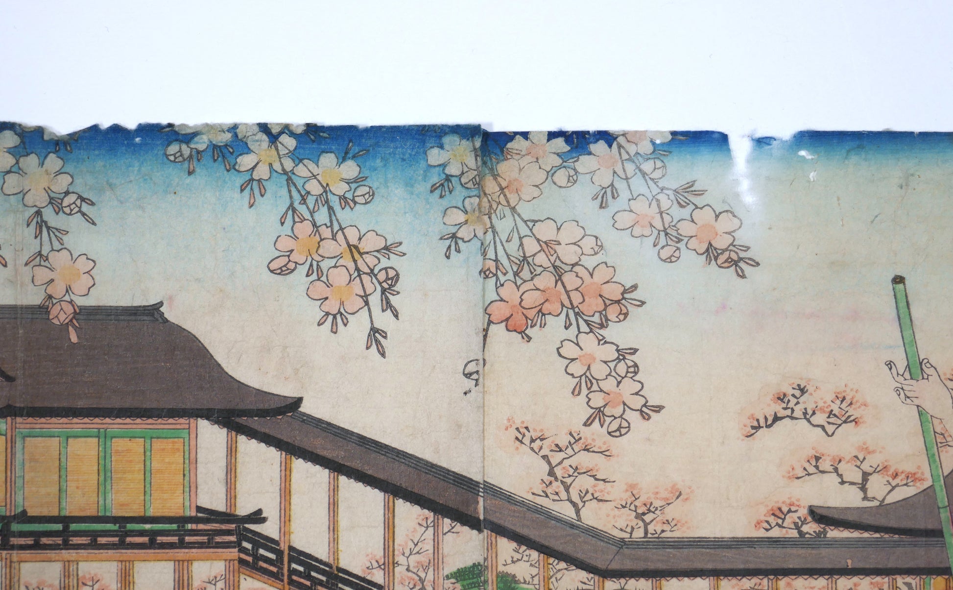 Détail d’architecture japonaise avec toiture et branches de cerisier dans une estampe ukiyo-e de Yoshitora scène de hanami