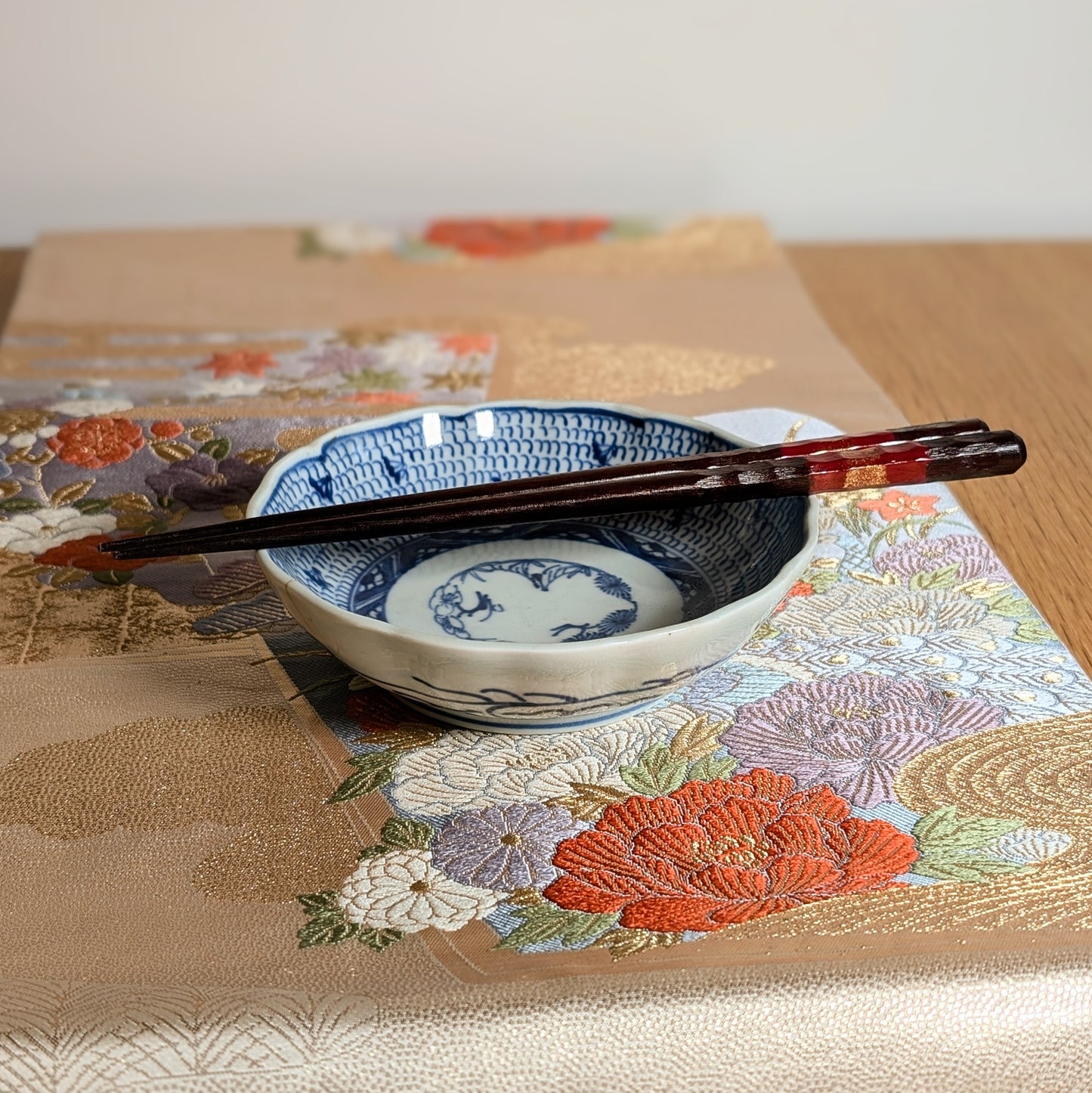 Namasu-zara Imari ancien mis en scène avec baguettes et textile japonais, art de la table traditionnel du Japon