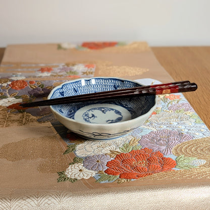 Namasu-zara Imari ancien mis en scène avec baguettes et textile japonais, art de la table traditionnel du Japon