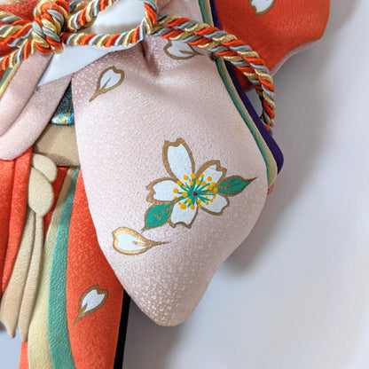 Art textile japonais traditionnel, motif floral de sakura sur soie utilisé dans les décors oshi-e