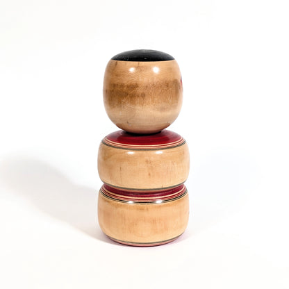 Artisanat japonais ancien, kokeshi Naruko en bois clair à la patine naturelle