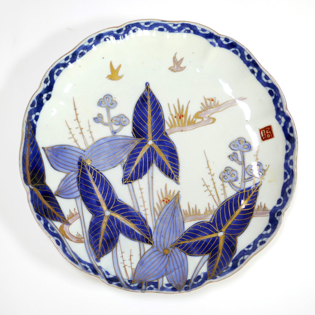 Assiette ancienne japonaise en porcelaine d'Arita, époque Meiji, décor de feuilles stylisées bleues et or