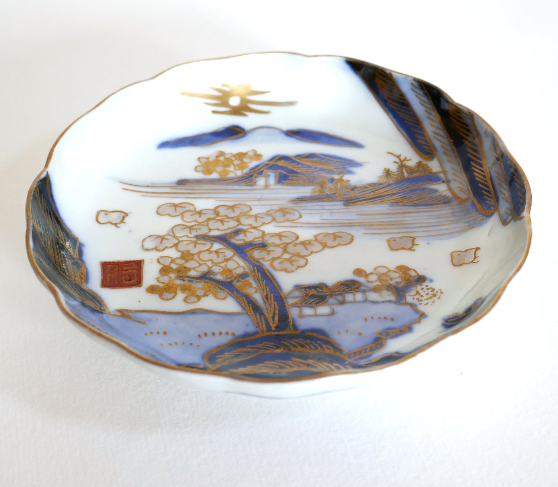 Assiette Arita Meiji avec décor peint main d’un cerisier en fleurs, oiseaux et sceau rouge Hizen
