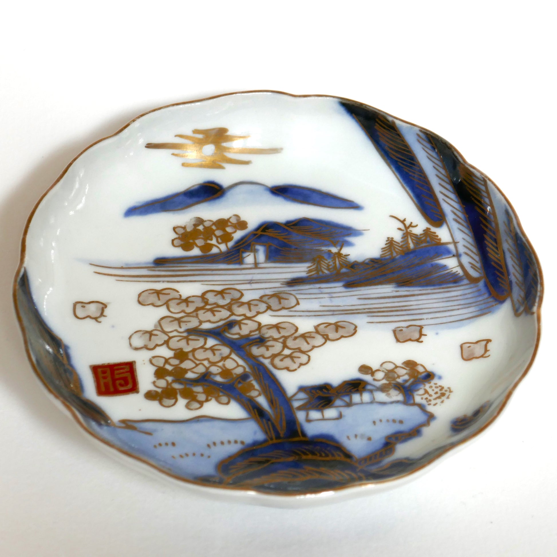 Assiette japonaise Arita Meiji, décor peint main d’un paysage avec cerisier en fleurs et dorures