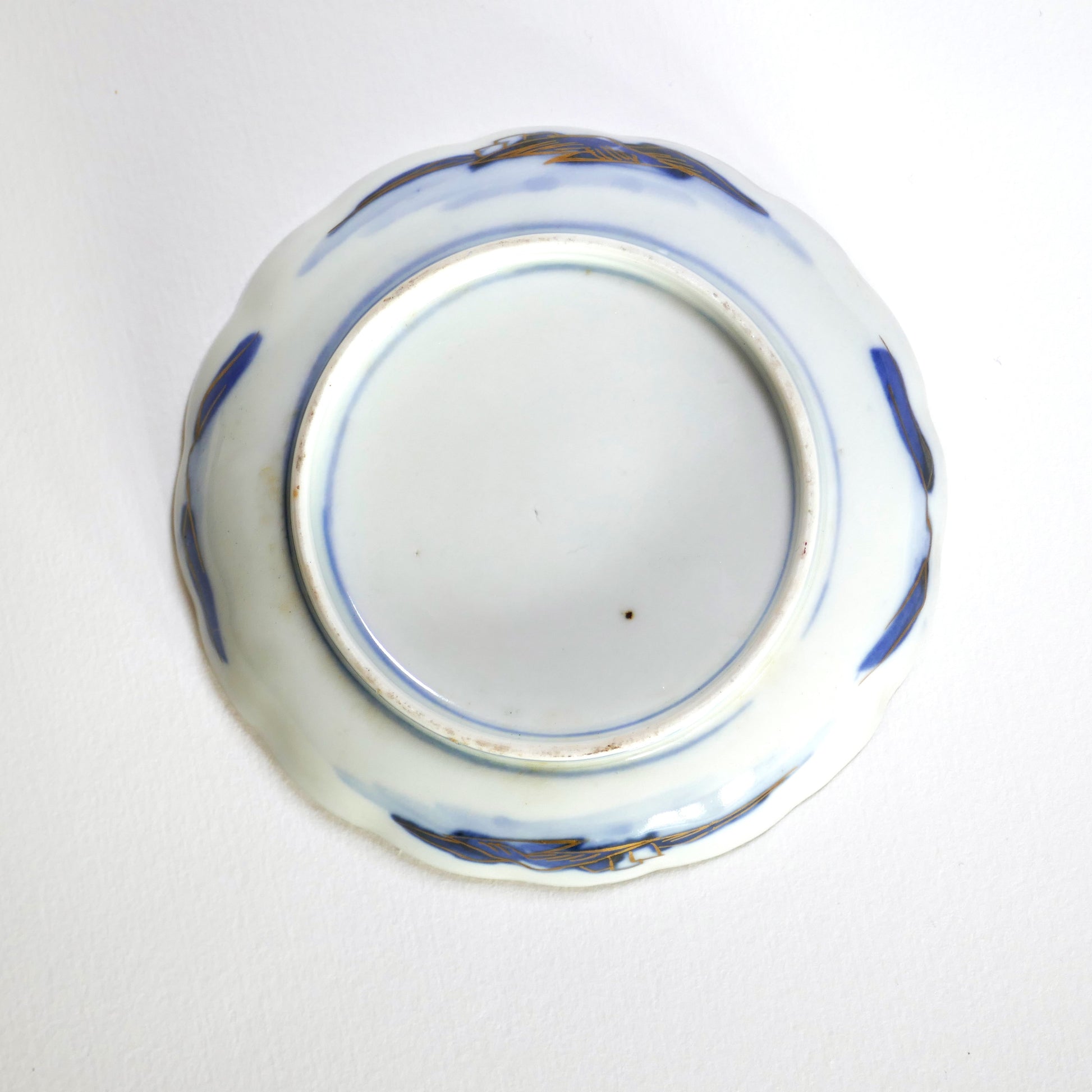 Vue du revers d’une assiette en porcelaine fine Arita Meiji.
