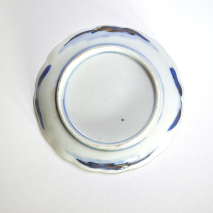 Vue du revers d’une assiette en porcelaine fine Arita Meiji.