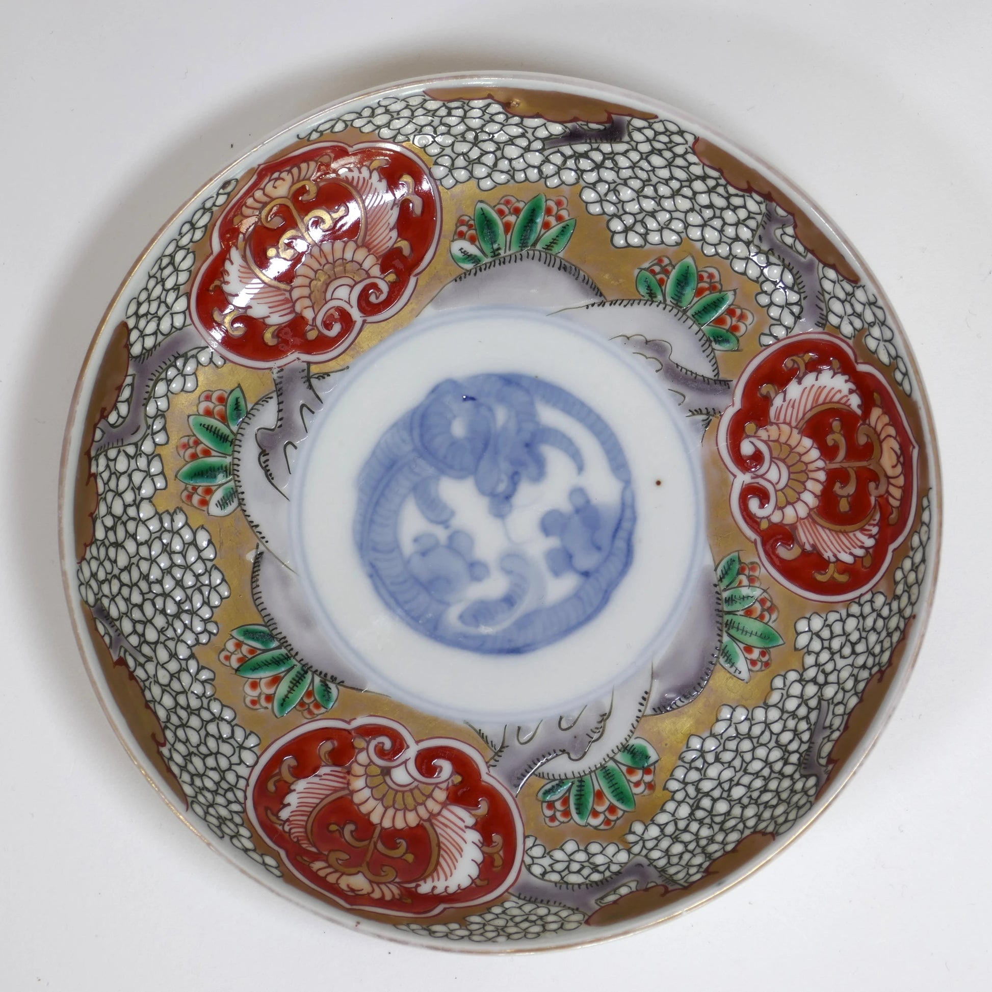 Assiette Imari ancienne en porcelaine japonaise Arita, décor polychrome rouge, or et bleu, fin Edo – ère Meiji, atelier Tomiemon
