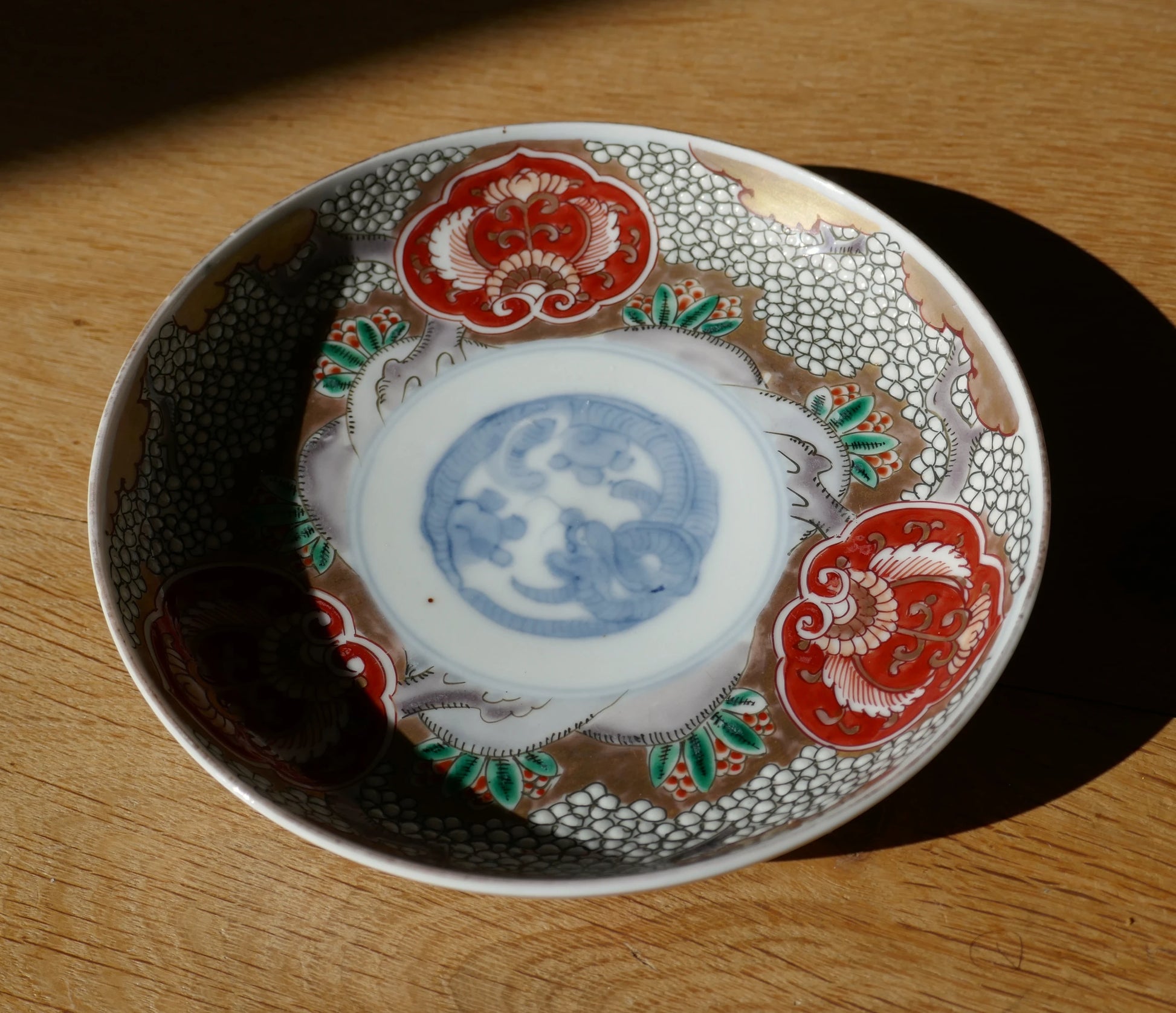 Assiette Imari ancienne en porcelaine japonaise, art décoratif japonais XIXe siècle, ambiance naturelle