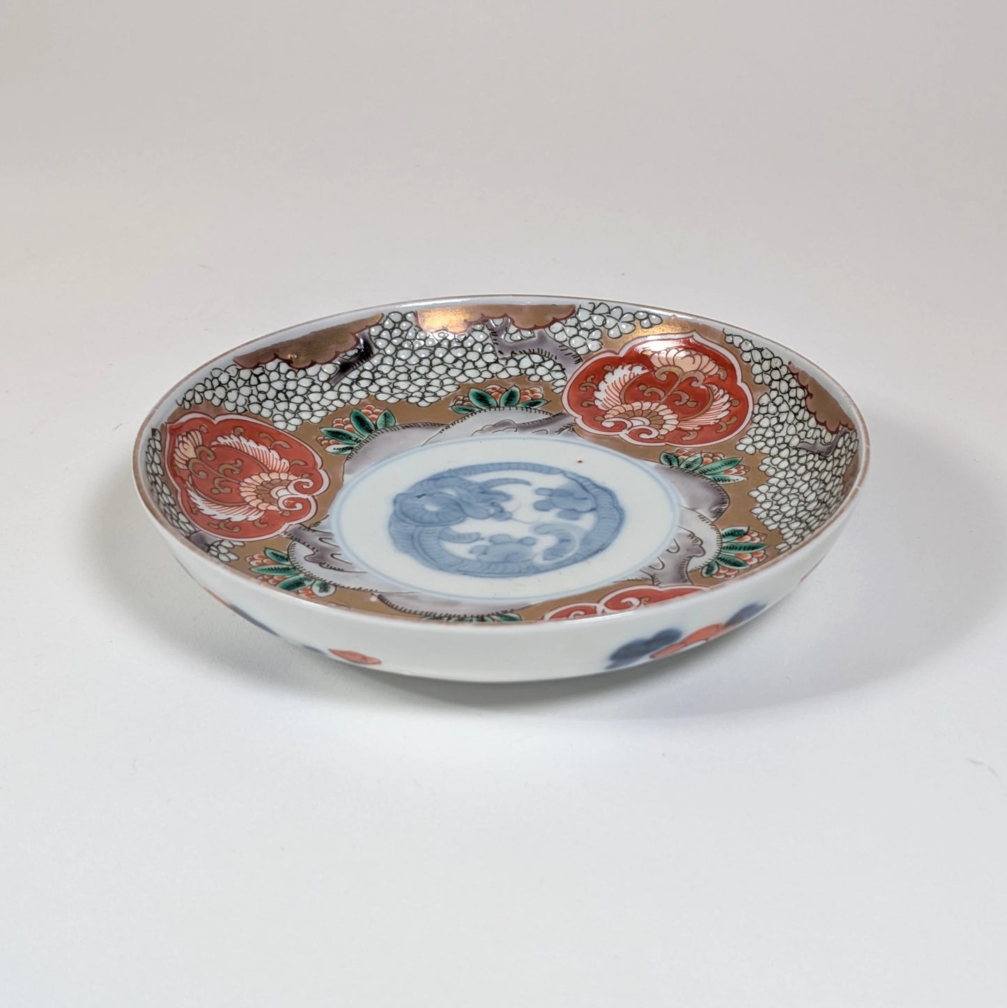 Assiette Imari ancienne en porcelaine japonaise, époque Meiji, décor polychrome rouge et or, four d’Arita Tomiemon