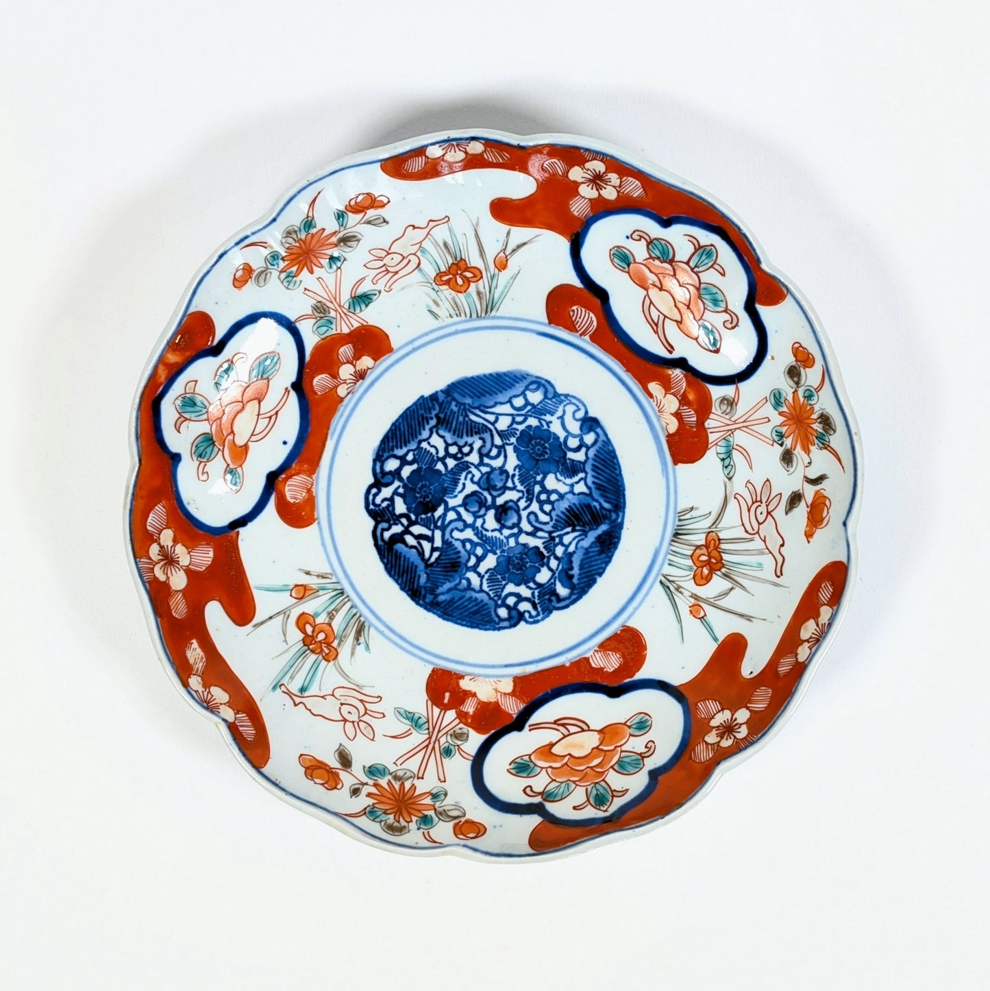 Assiette japonaise ancienne en porcelaine Imari Arita, époque Meiji, décor floral et motif lapin usagi