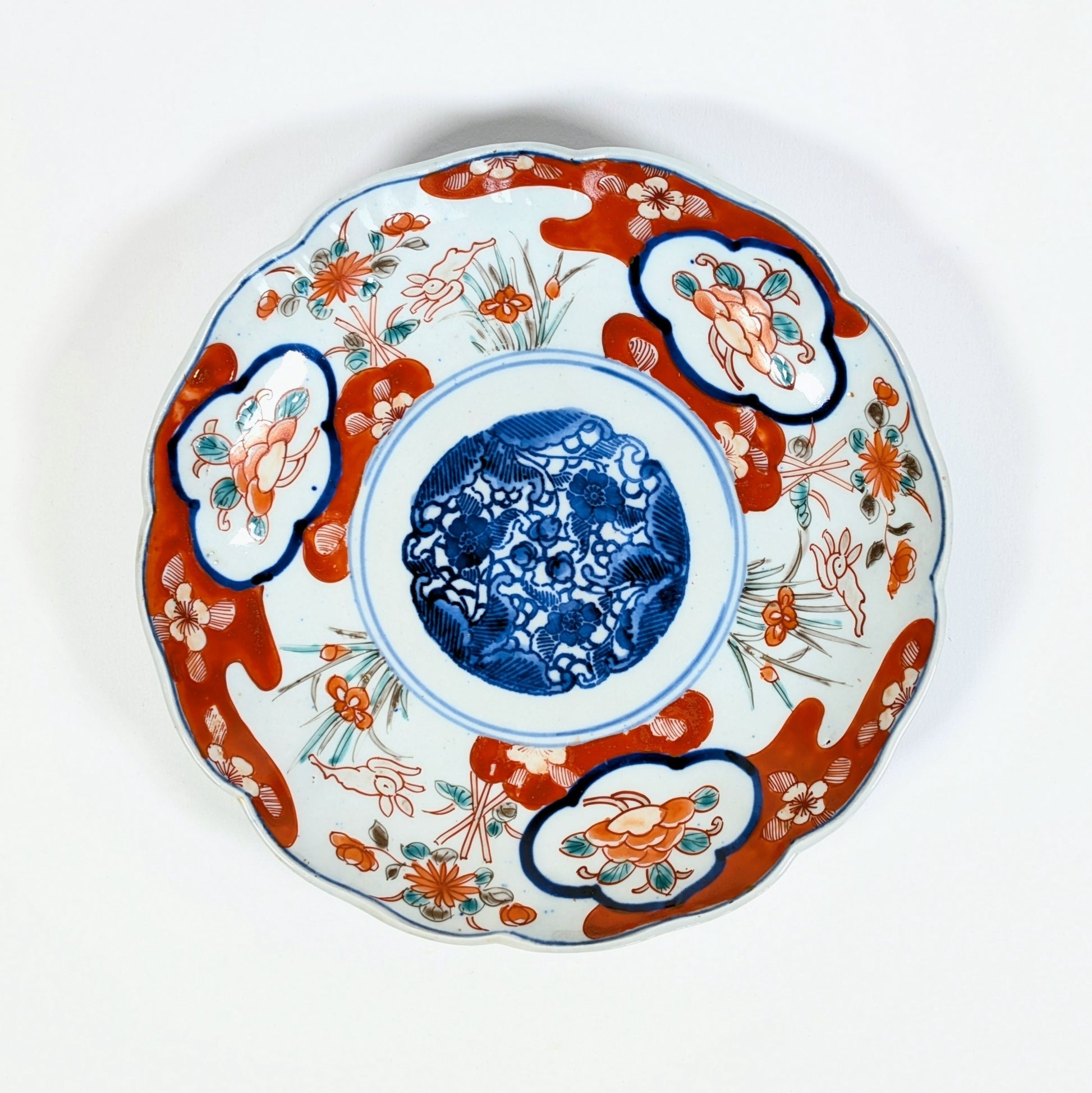 Assiette japonaise ancienne en porcelaine Imari Arita, époque Meiji, décor floral et motif lapin usagi