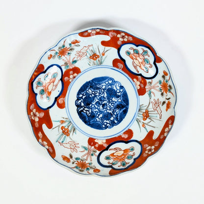 Assiette japonaise ancienne en porcelaine Imari Arita, époque Meiji, décor floral et motif lapin usagi