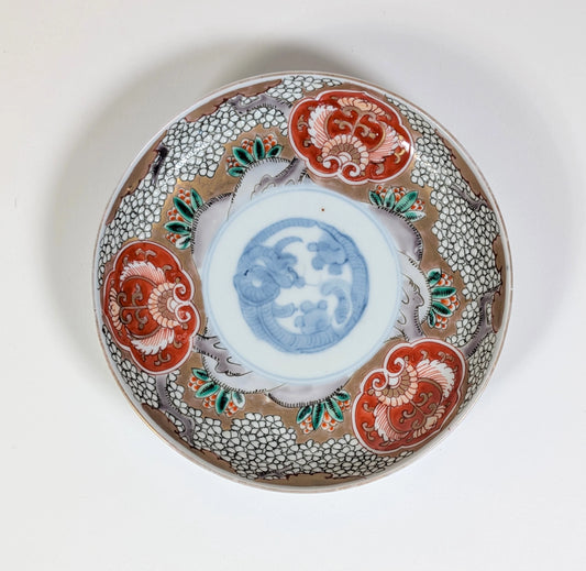 Vue de dessus d’une assiette Imari Arita, porcelaine japonaise ancienne à décor floral polychrome, fin Edo – début Meiji