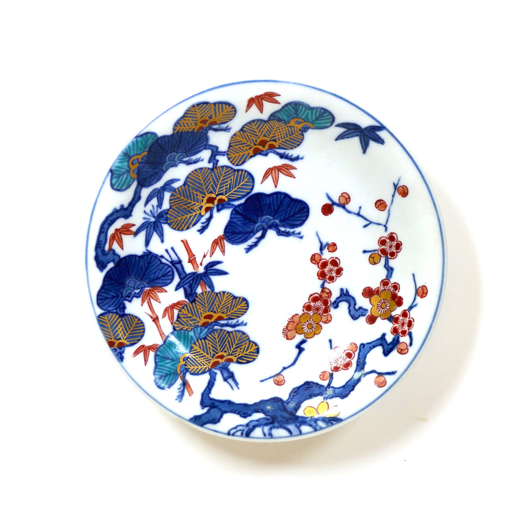 Assiette Imari Arita vue de face, décor polychrome Sho Chiku Bai (pin, bambou, prunier), dorures, émaux rouge, jaune, vert et bleu