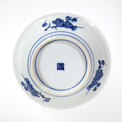 Assiette Imari Arita vue de face, décor polychrome Sho Chiku Bai (pin, bambou, prunier), émaux rouge, jaune, vert et bleu. Kanji 藍 (Ai), marque régionale de Hizen par Iwao Engineering