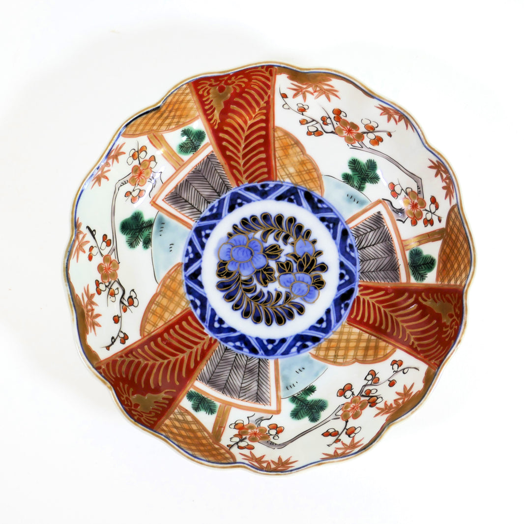 Assiette japonaise Imari vue de face avec décor floral et géométrique