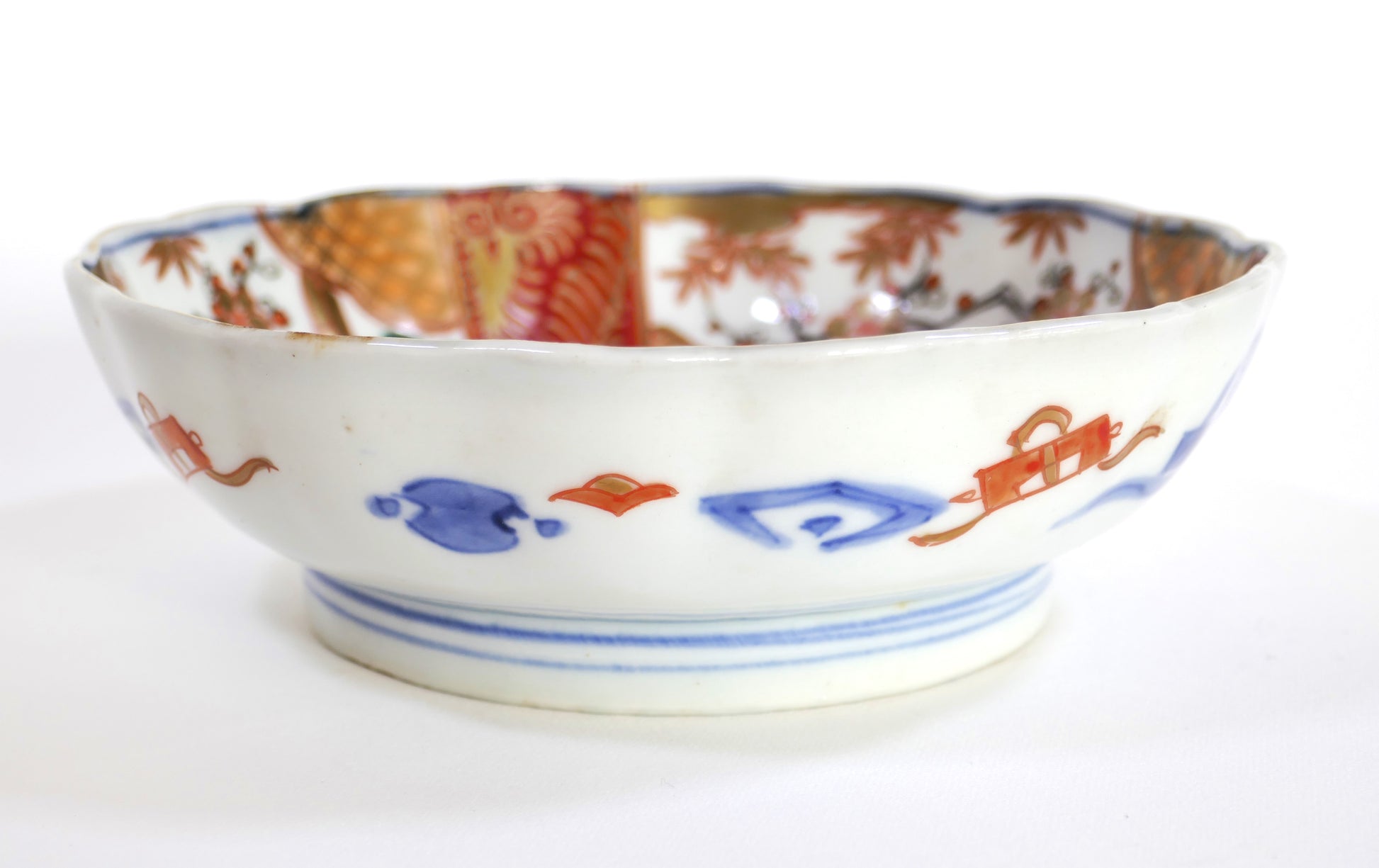 Motifs peints sur le pourtour extérieur de l’assiette Imari ancienne – Meiji