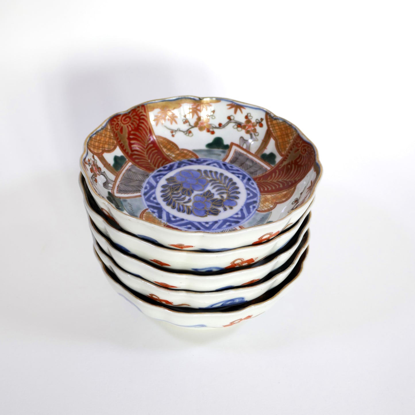 Ensemble de petites assiettes japonaises en porcelaine Imari époque Meiji empilées