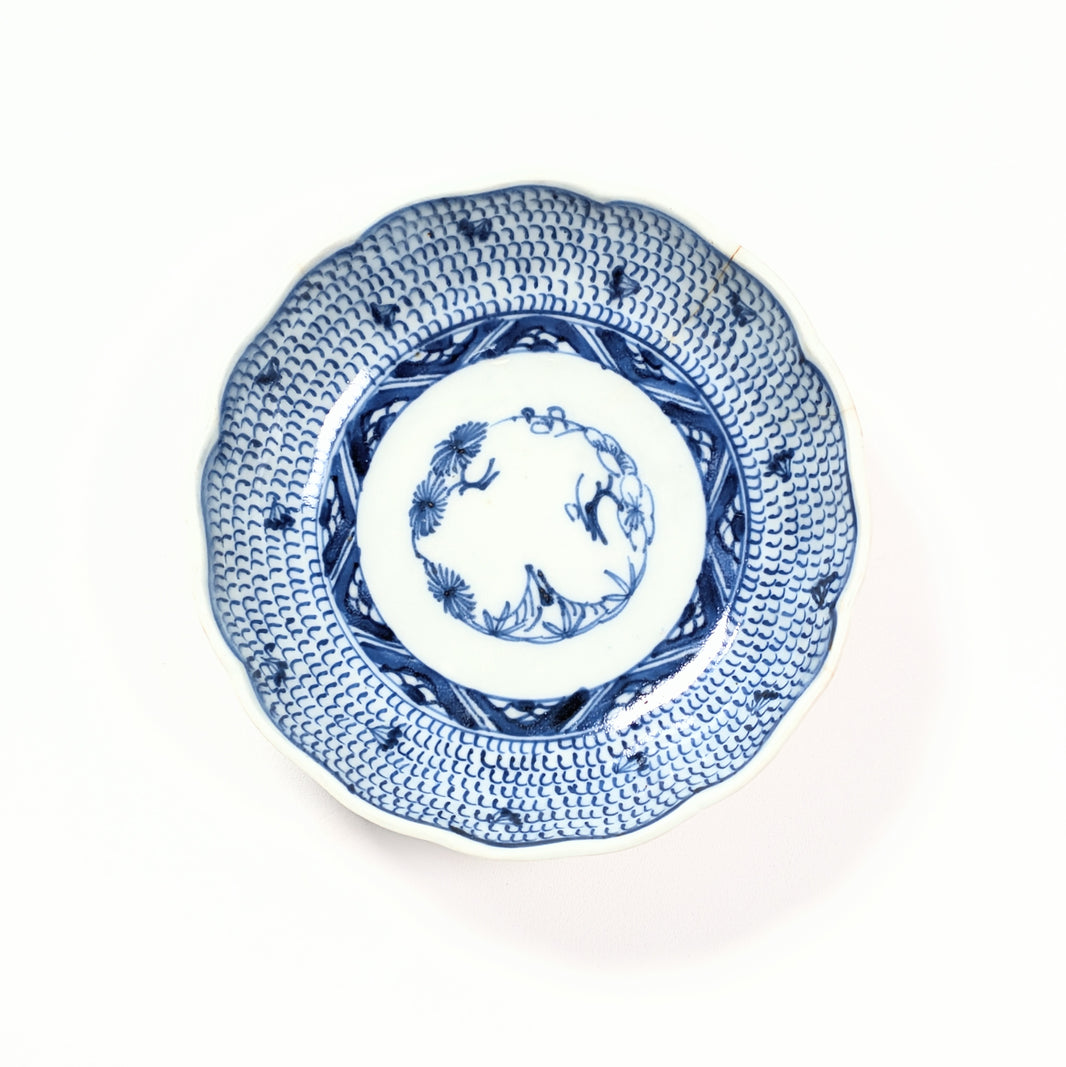Assiette japonaise ancienne en porcelaine bleu et blanc Imari, décor végétal peint à la main, Edo XIXe siècle