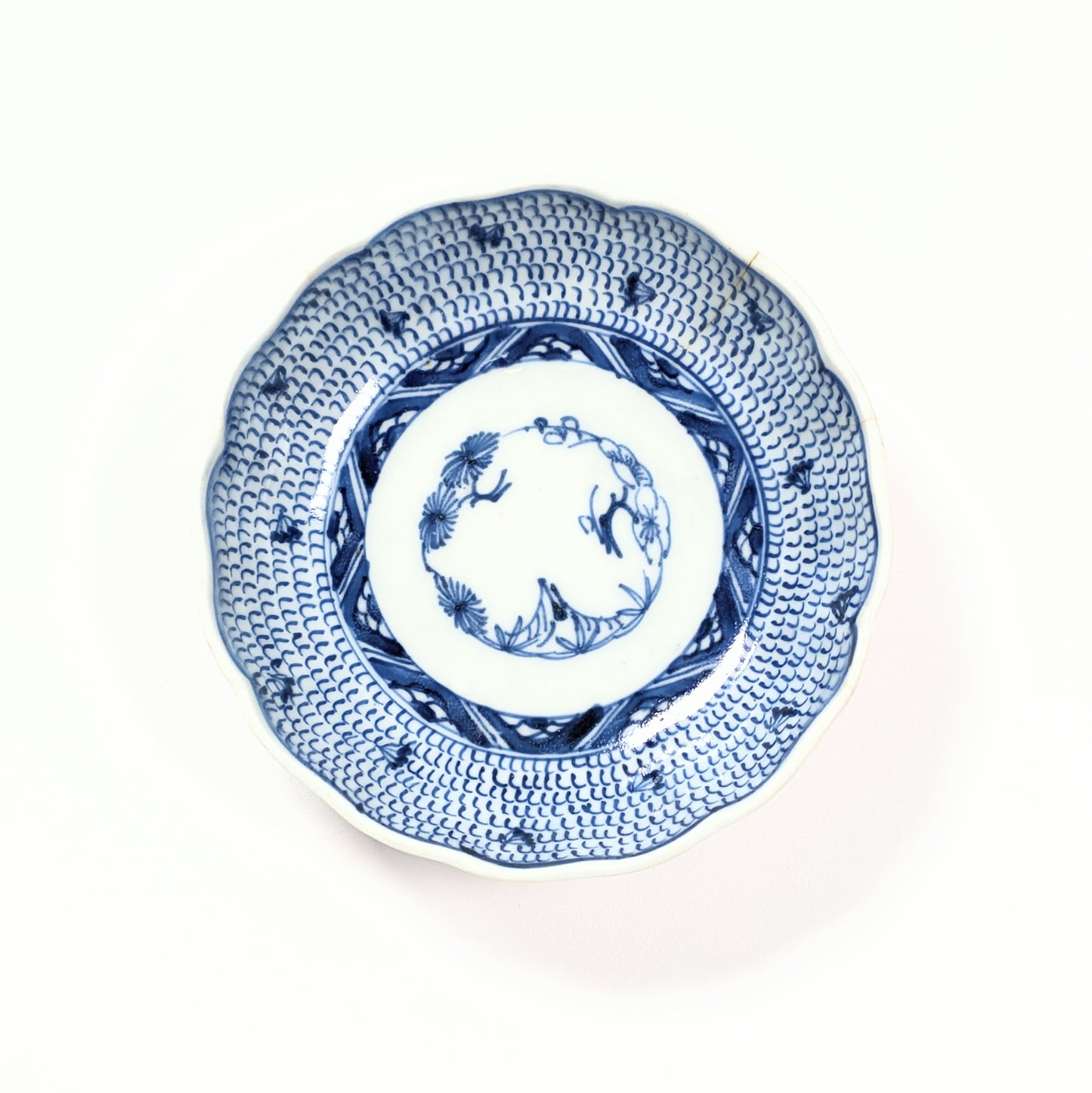 Assiette japonaise ancienne en porcelaine bleu et blanc Imari, décor végétal peint à la main, Edo XIXe siècle