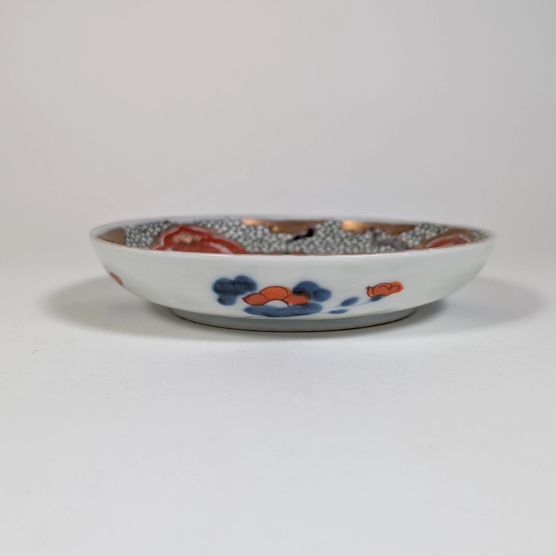Profil d’une assiette japonaise ancienne Imari, porcelaine d’Arita du XIXe siècle, fabrication artisanale