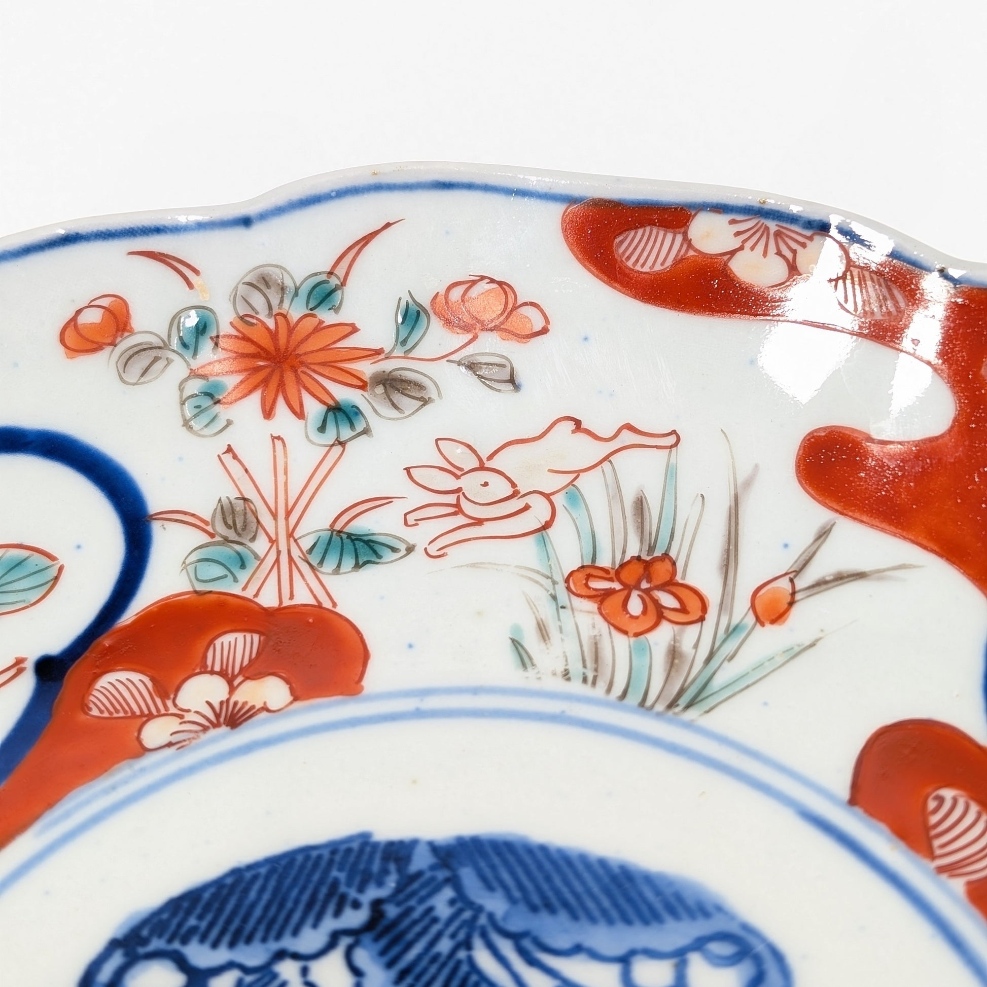 Décor de lapin usagi entouré de fleurs sur assiette japonaise ancienne Imari aka-e en porcelaine