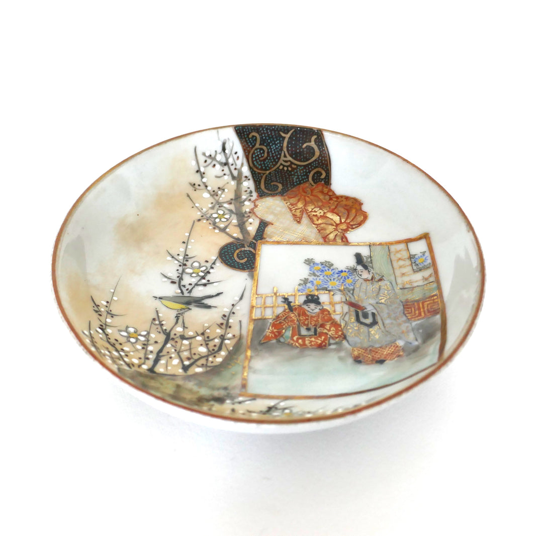 Assiette japonaise ancienne en porcelaine Kutani avec scène de cour, oiseau et fleurs peintes à la main