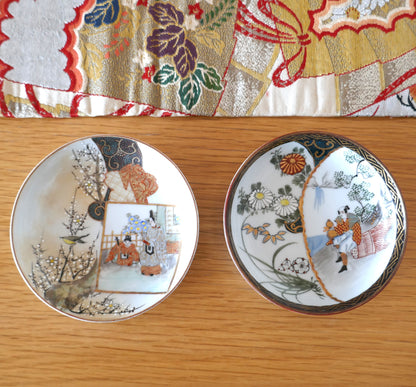 Deux assiettes anciennes Kutani côte à côte sur fond de tissu japonais coloré