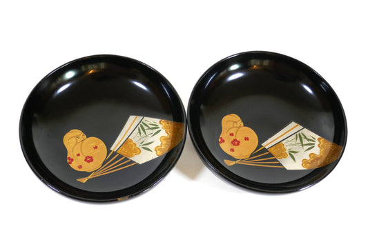 Paire d’assiettes japonaises laquées noires, décor Daruma et éventail sensu– style Showa