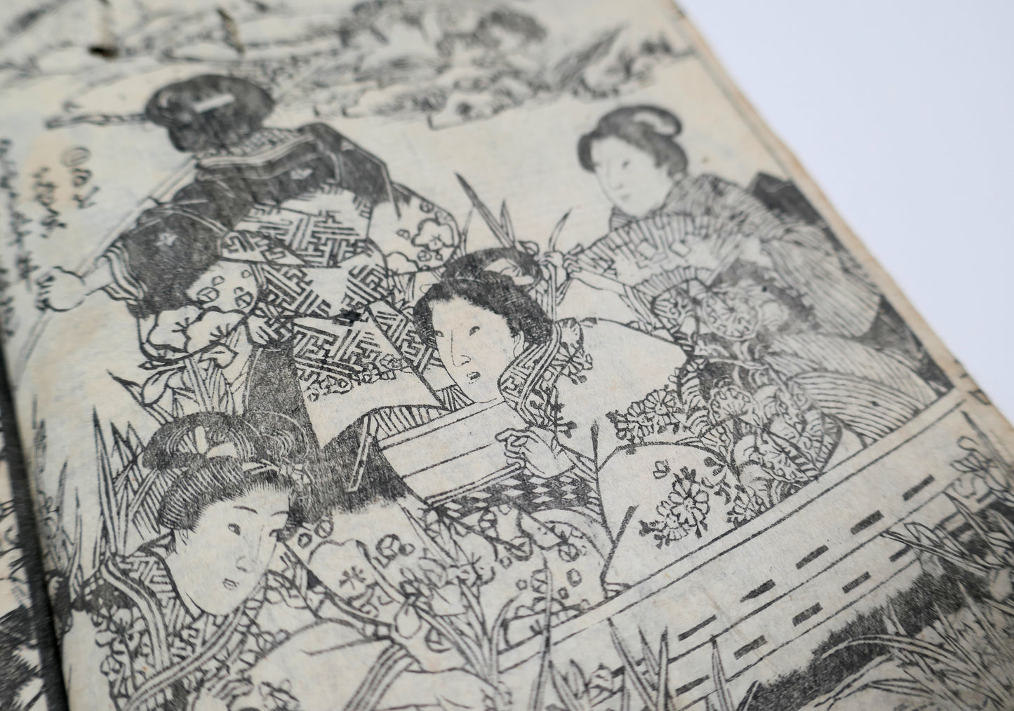 Détail d’une promenade en barque dans un jardin japonais, femmes en kimono dans Bijin-roku, antiquité japonaise Edo imprimée en estampe sur bois.