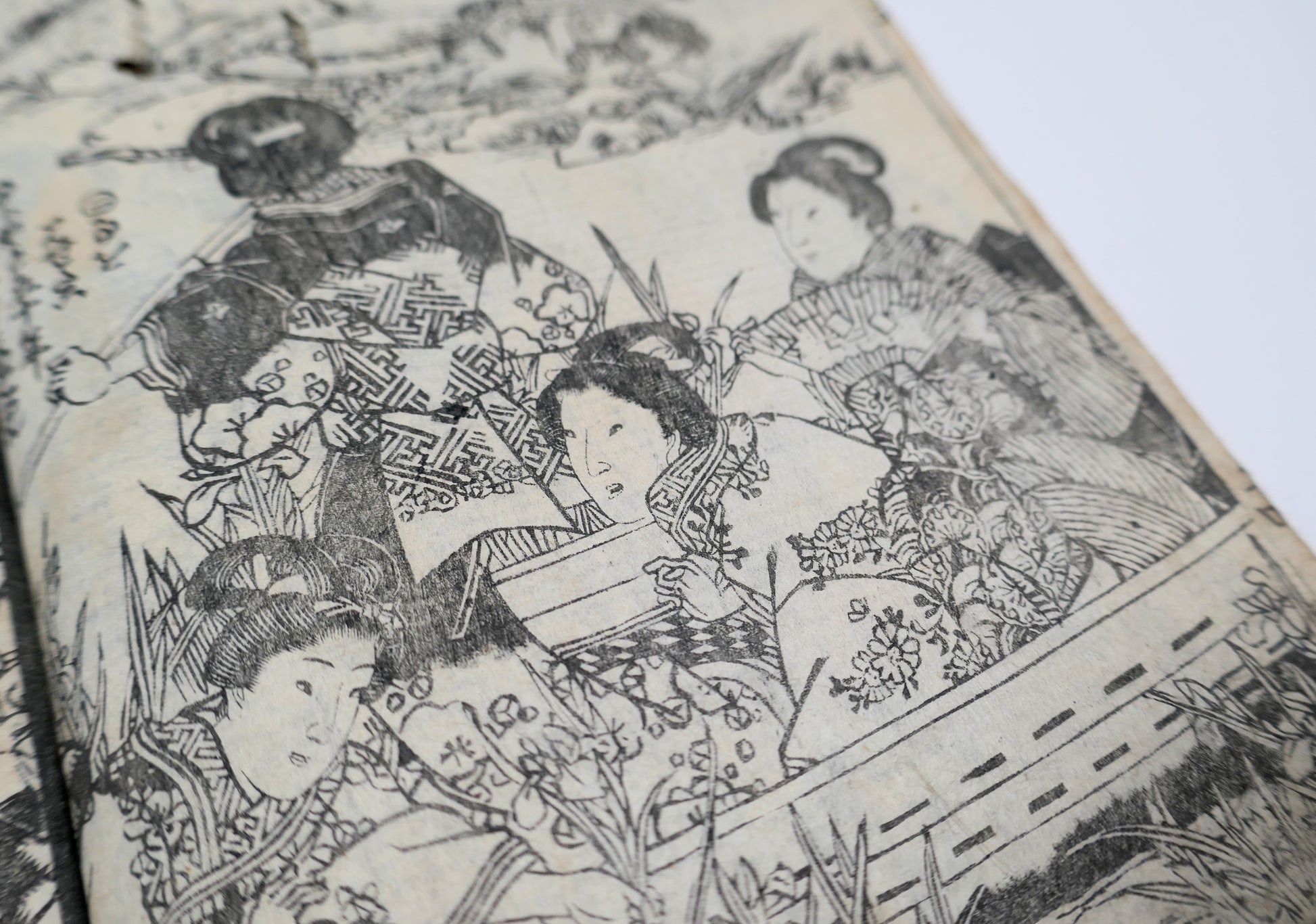Détail d’une promenade en barque dans un jardin japonais, femmes en kimono dans Bijin-roku, antiquité japonaise Edo imprimée en estampe sur bois.