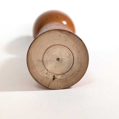 Base en bois tourné d’une grande kokeshi Yajiro, travail traditionnel de kōjin 工人 du Japon