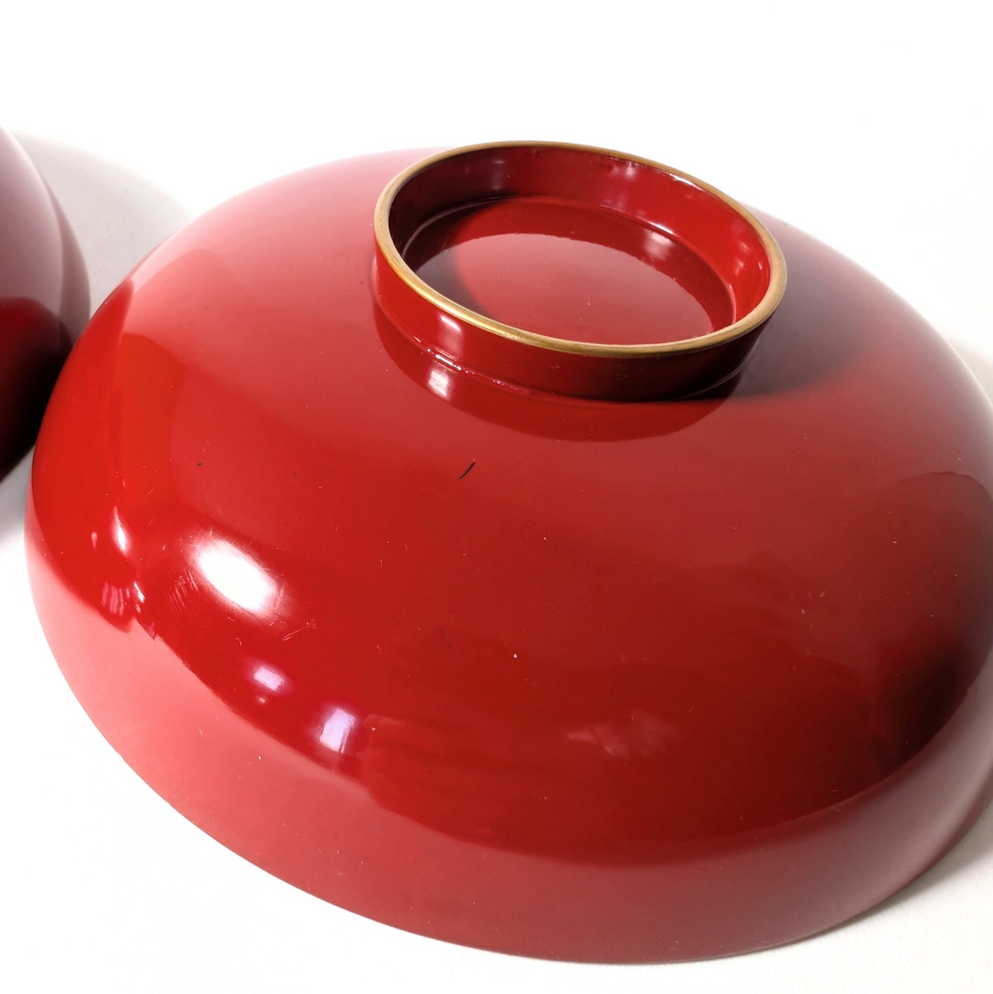 base d’une coupelle japonaise en laque véritable urushi finition artisanale rouge profond
