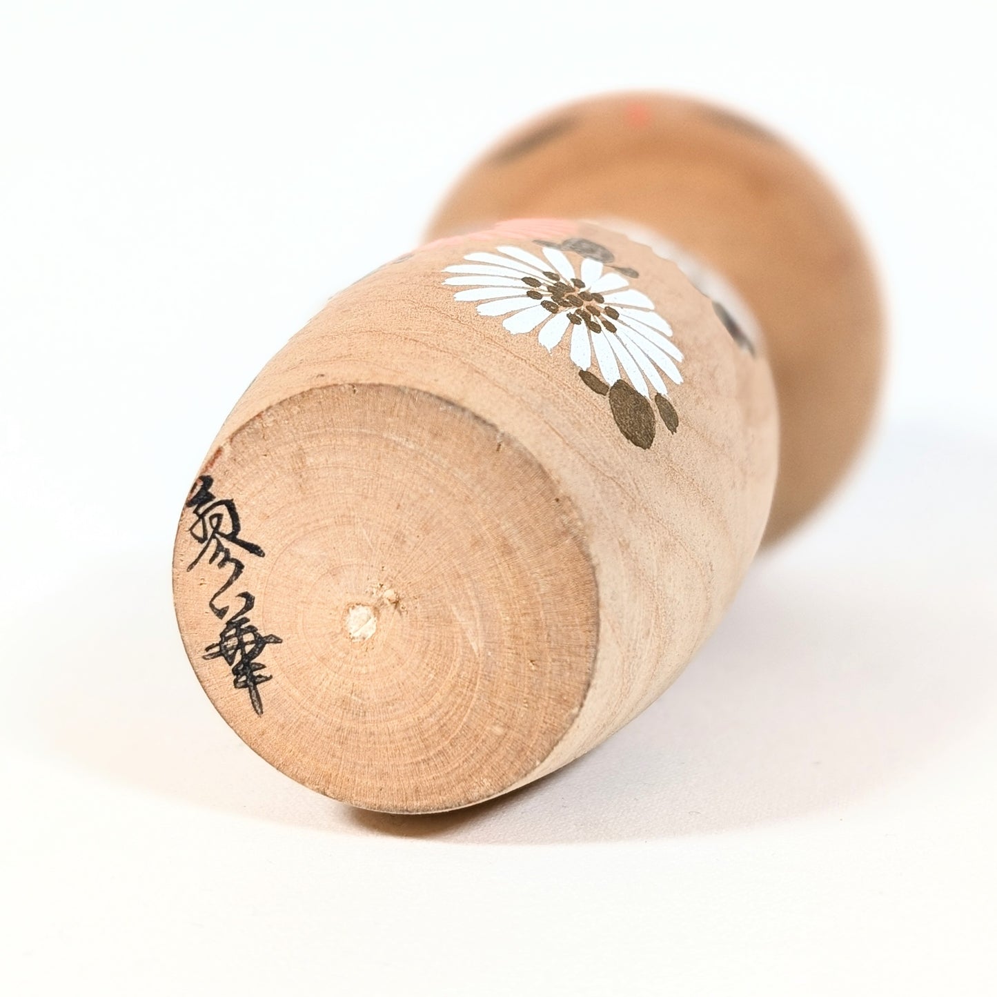base kokeshi signature artiste japonais Aoki Ryoka bois tourné pièce de collection
