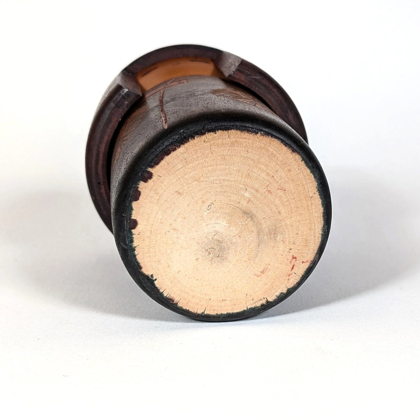 Base en bois tourné d’une poupée japonaise kokeshi sōsaku, sculpture artisanale traditionnelle du Japon