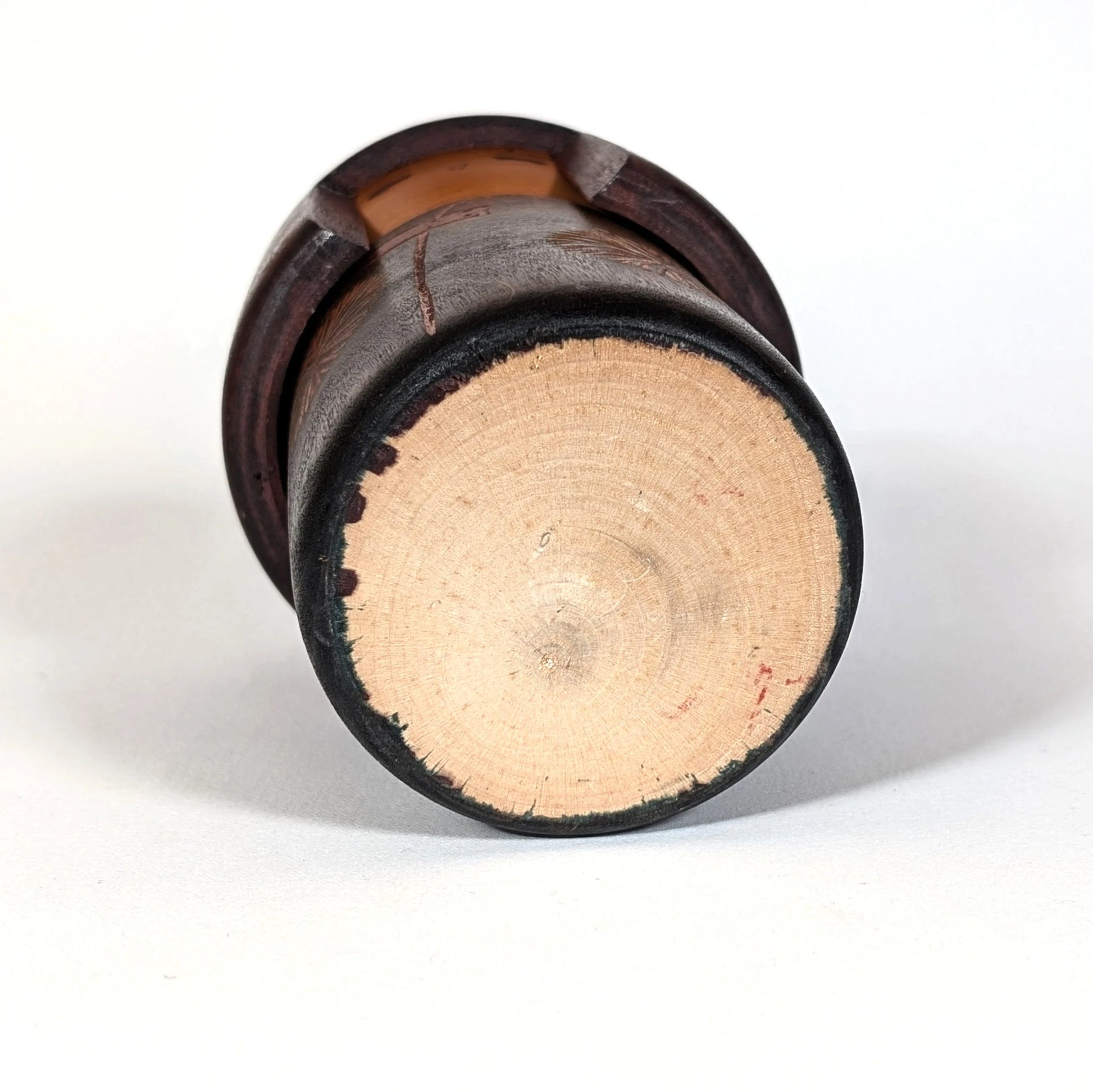 Base en bois tourné d’une poupée japonaise kokeshi sōsaku, sculpture artisanale traditionnelle du Japon