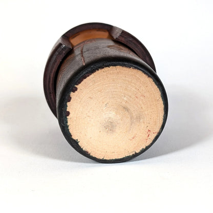 Base en bois tourné d’une poupée japonaise kokeshi sōsaku, sculpture artisanale traditionnelle du Japon