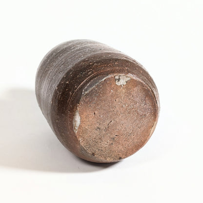 Base signée d’un vase japonais en grès Bizen-yaki, pièce de décoration japonaise authentique