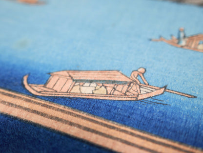 Détail d’un bateau japonais sur une rivière bleue dans une estampe ukiyo-e originale de Kunisada Toyokuni III, paysage fluvial Edo.