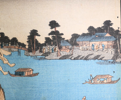 Détail du décor au bord de l’eau avec bateaux japonais, pont, maisons et silhouettes, sur une estampe ukiyo-e de Kunisada datée de 1856.