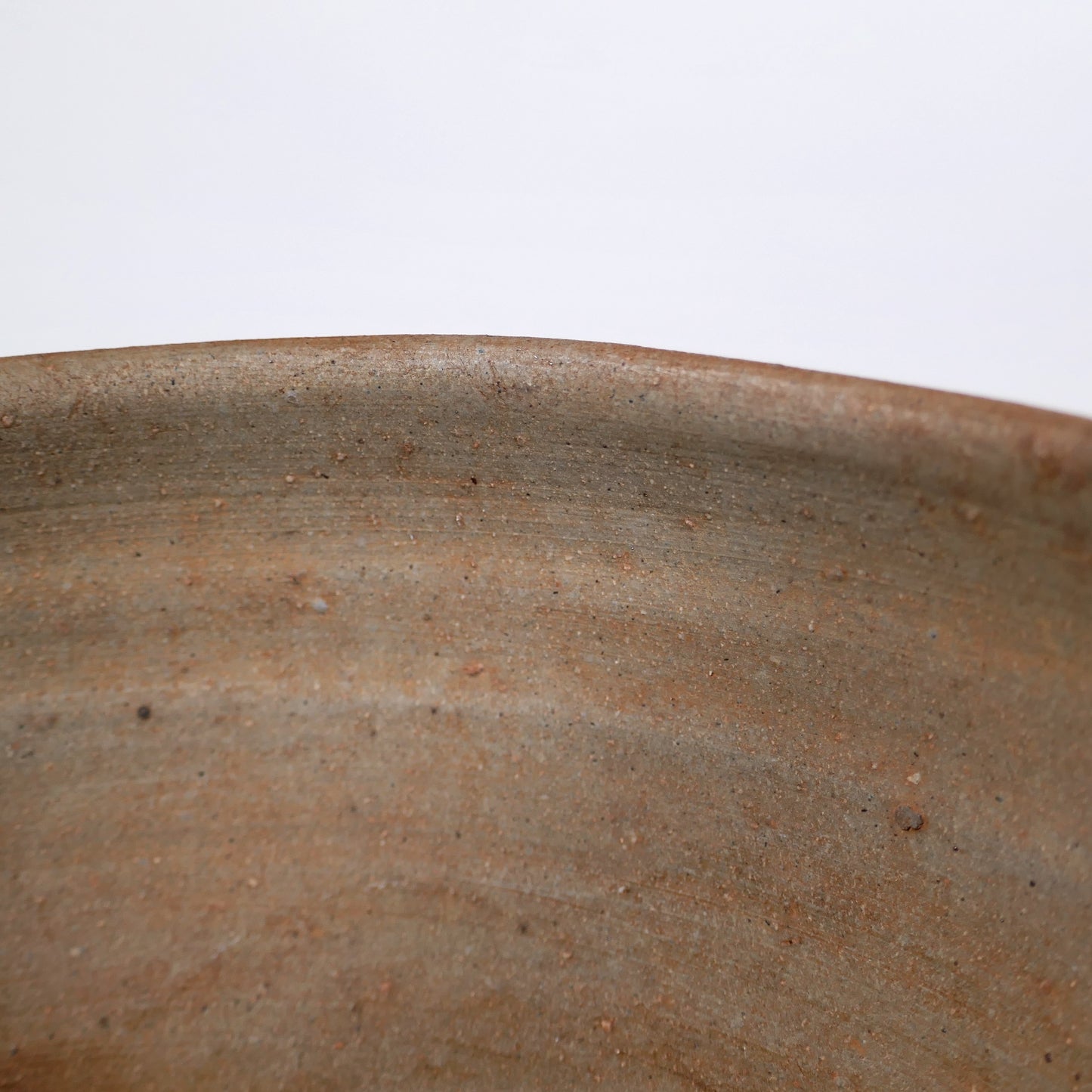 Intérieur d’un chawan Bizen en grès yakishime, bol à thé japonais texture naturelle