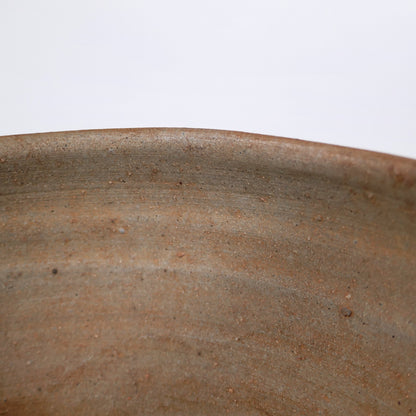 Intérieur d’un chawan Bizen en grès yakishime, bol à thé japonais texture naturelle
