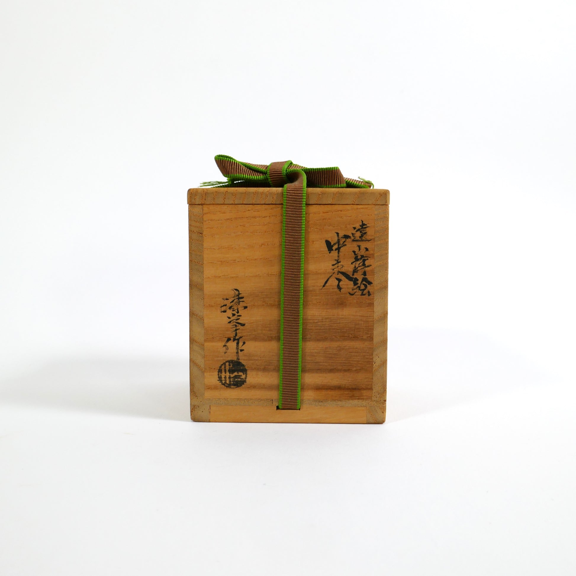 Boîte en bois d’origine avec signature de l’artisan Shintani Urushiho, contenant un natsume japonais