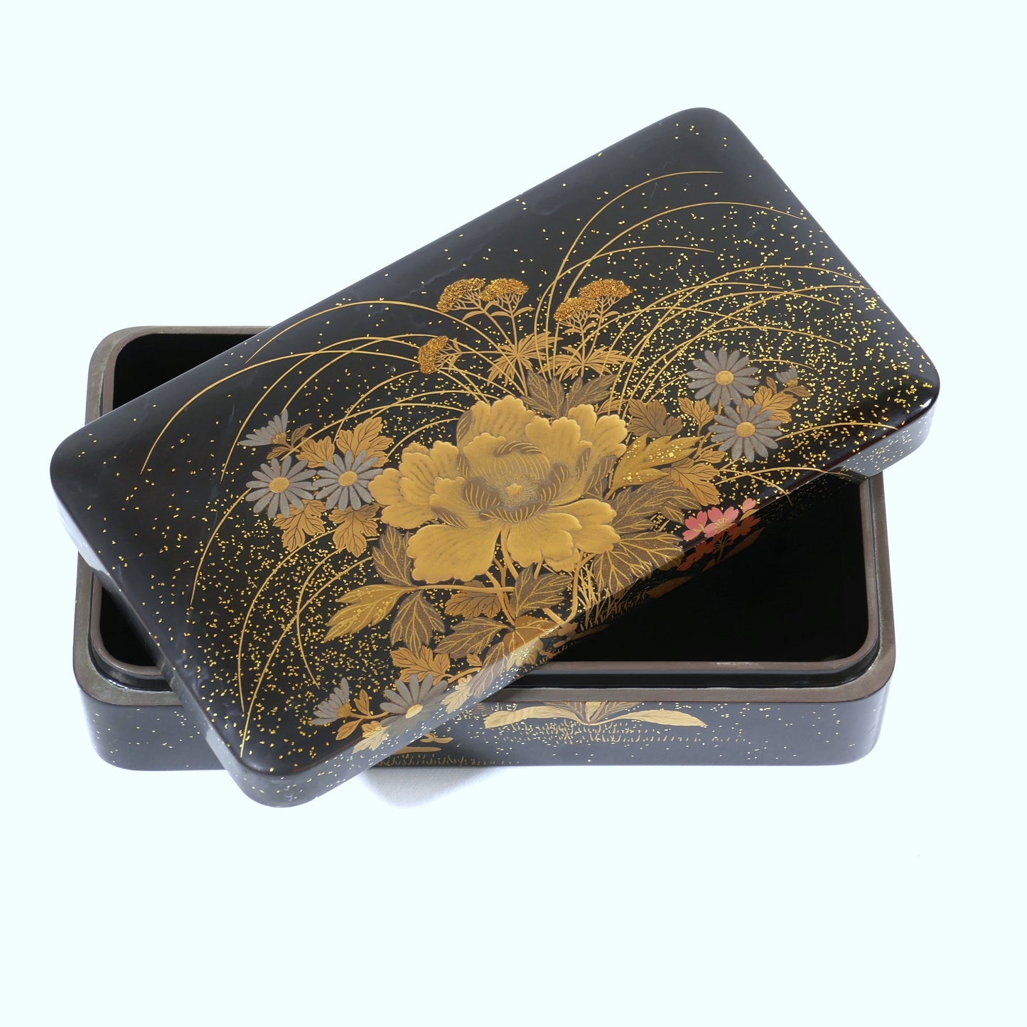 Boîte artisanale japonaise ancienne en laque, couvercle décoré de fleurs maki-e, signée Zohiko, ouverte partiellement.