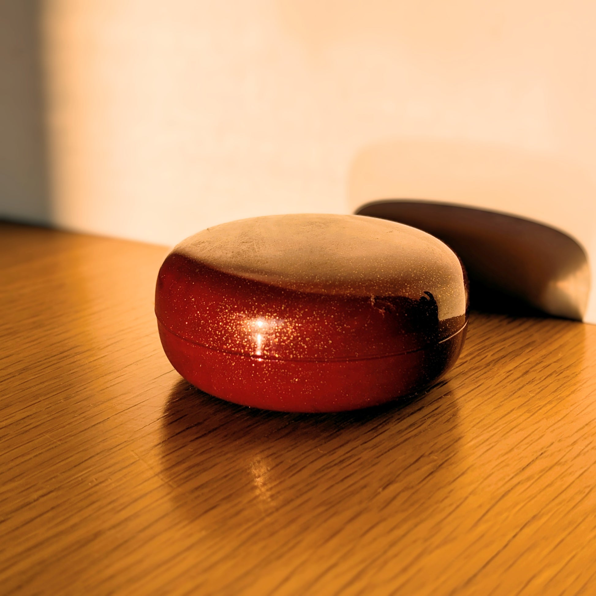 Boîte japonaise en laque nashiji dans une ambiance wabi sabi, objet décoratif inspiré de l’art de vivre japonais