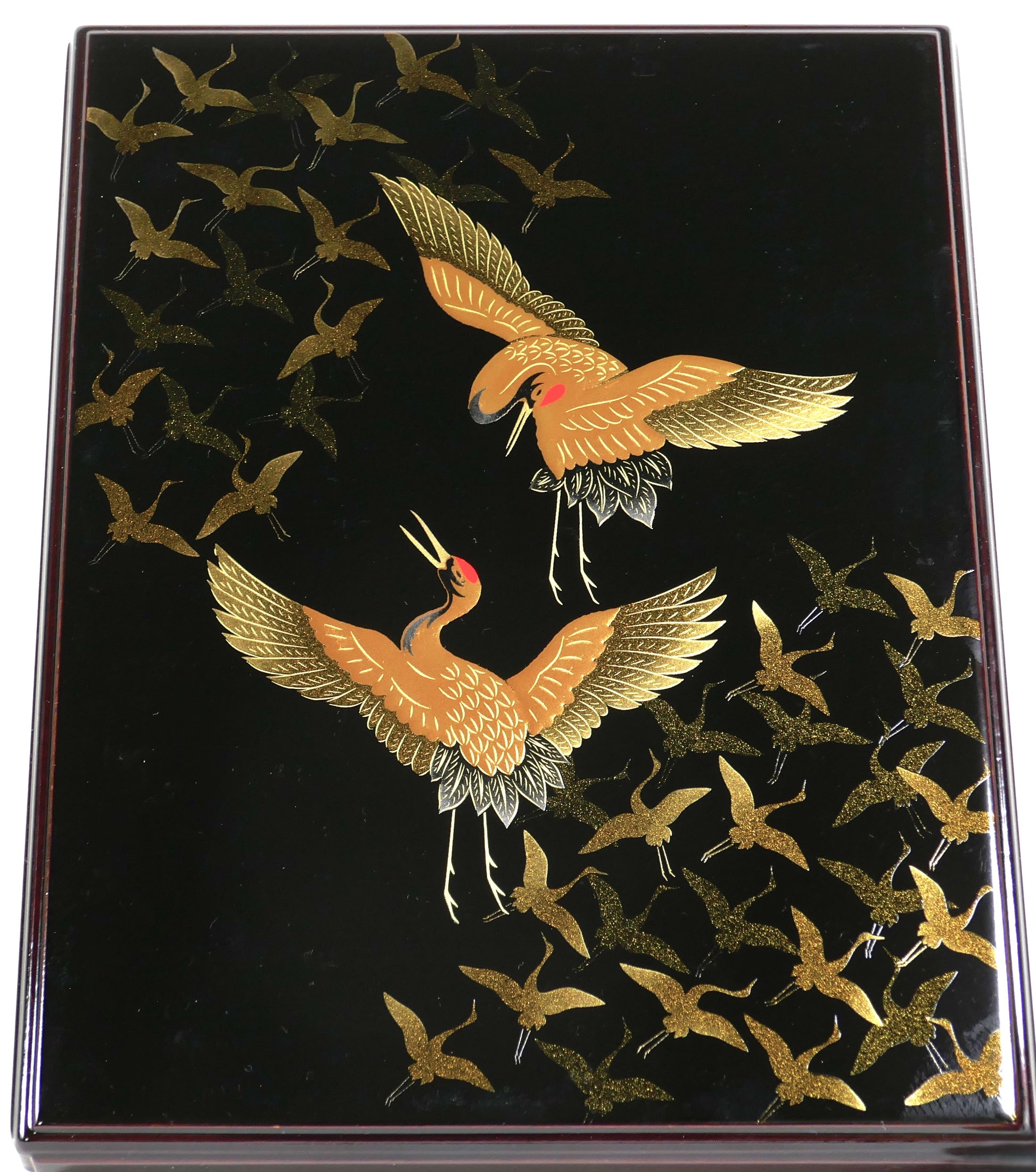 Vue détaillée du couvercle en laque avec deux grues dorées en maki-e et détails en nashiji