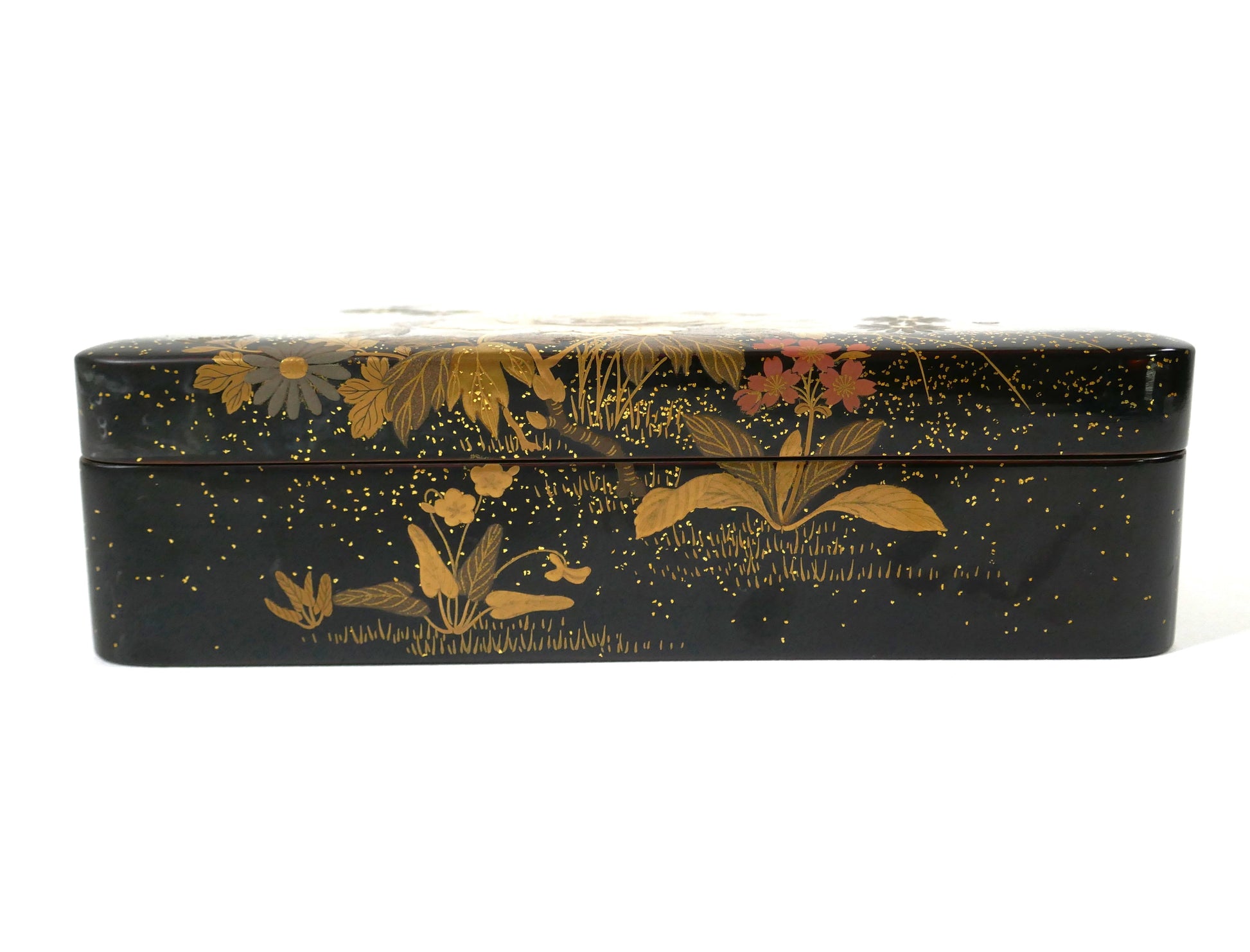 Boîte japonaise en laque noire urushi, motif floral maki-e avec pivoines, campanules et chrysanthèmes, signée Zohiko Kyoto, vue de face.