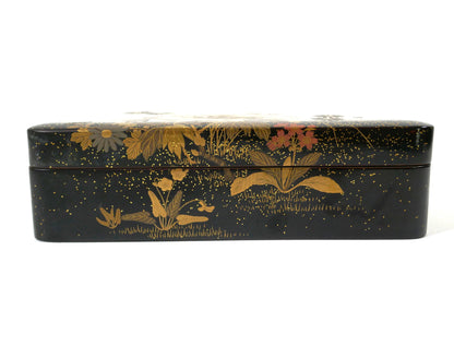 Boîte japonaise en laque noire urushi, motif floral maki-e avec pivoines, campanules et chrysanthèmes, signée Zohiko Kyoto, vue de face.