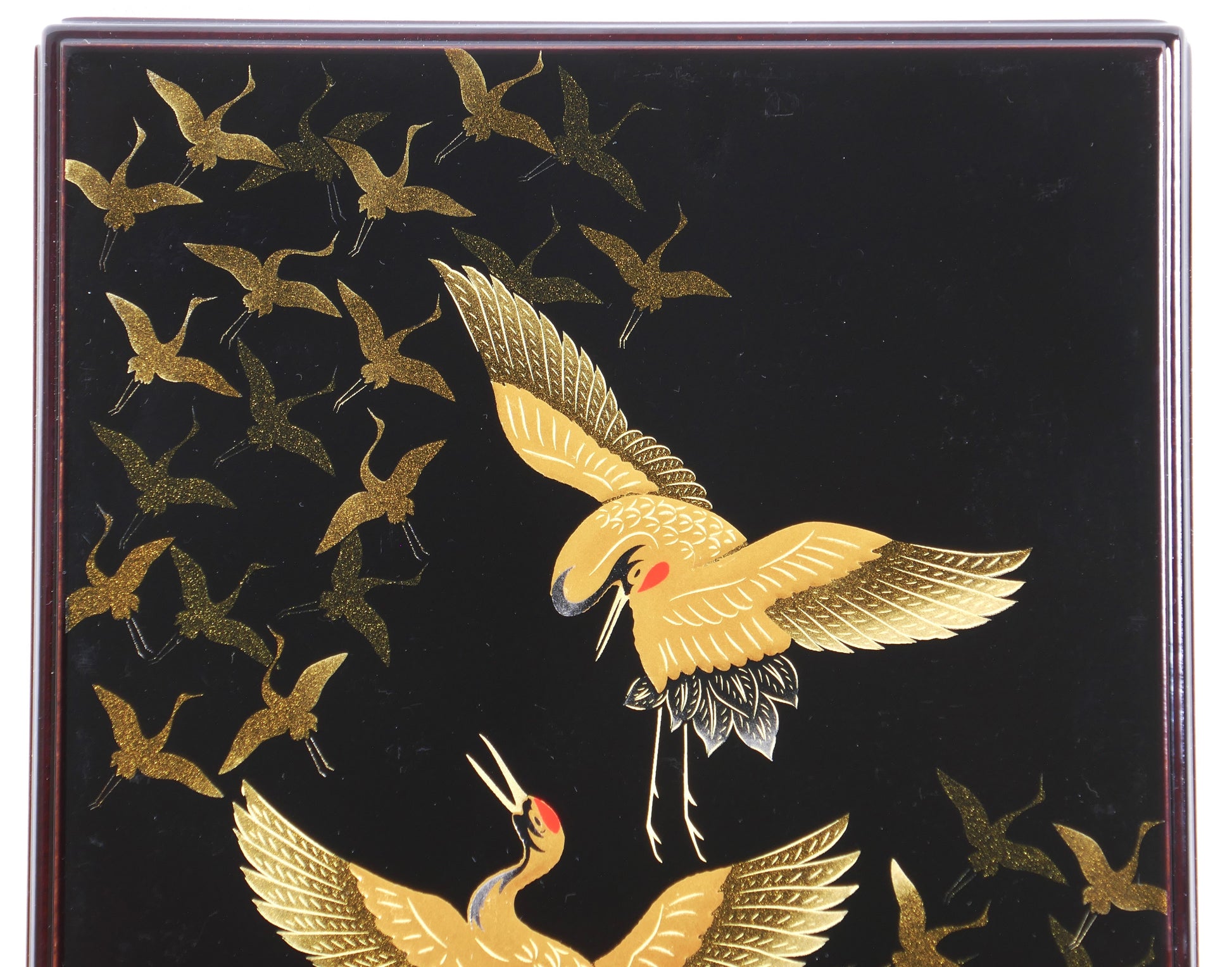 Motifs de grues stylisées en maki-e, détails brillants en nashiji sur les petites grues